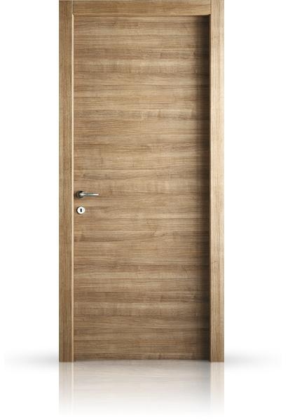 Porta interna in legno con delle sfumature.