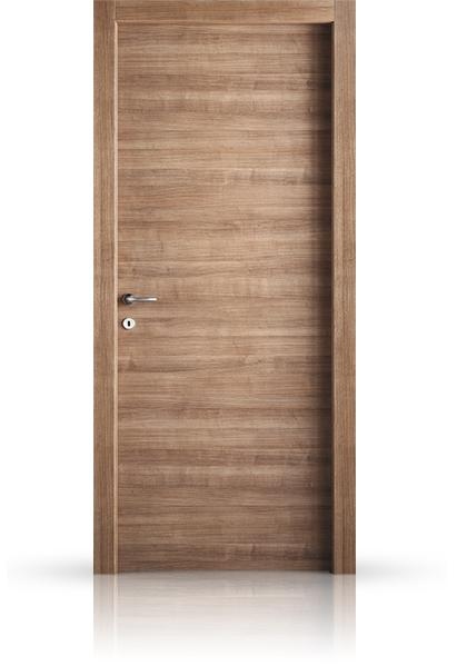 Porta in legno scuro con sfumature decorative.